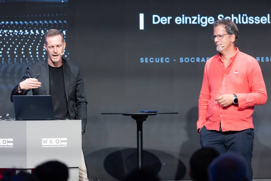 Zwei Speaker sprechen vor einem Publikum
