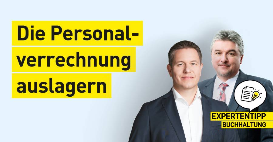 Zwei Männer im Anzug mit Titel „Die Personalverrechnung auslagern"