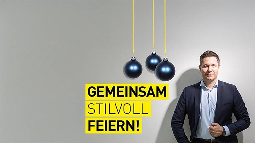 Mann im Anzug neben drei blauen Christbaumkugeln und Text: „Gemeinsam stilvoll feiern!“