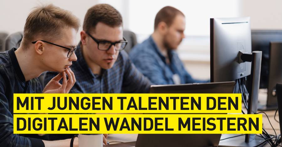 Junge Person arbeitet konzentriert am Laptop; gelbes Banner wirbt für digitale Talente