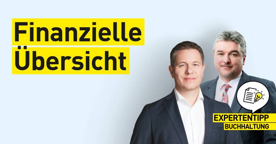 Blogheader „Finanzielle Übersicht“ mit zwei Buchhaltungsexpert im Porträt.
