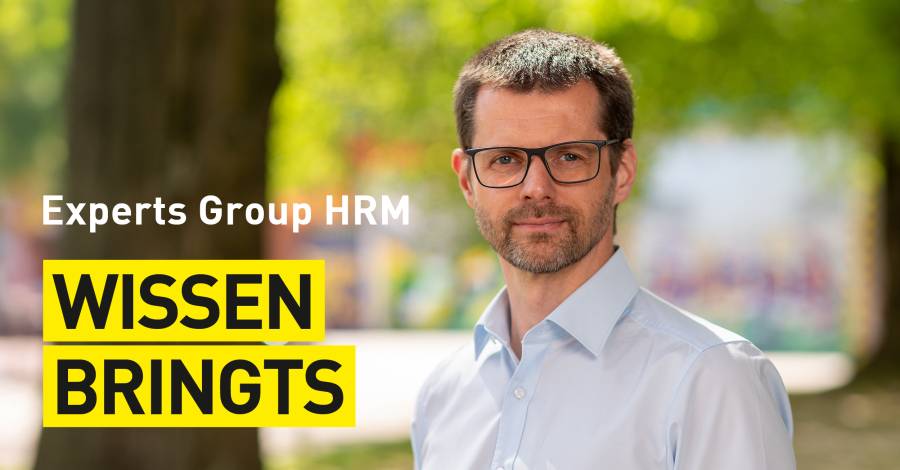 Headerbild mit Person im Freien, Text „Experts Group HRM – Wissen bringts“ links neben dem Porträt.